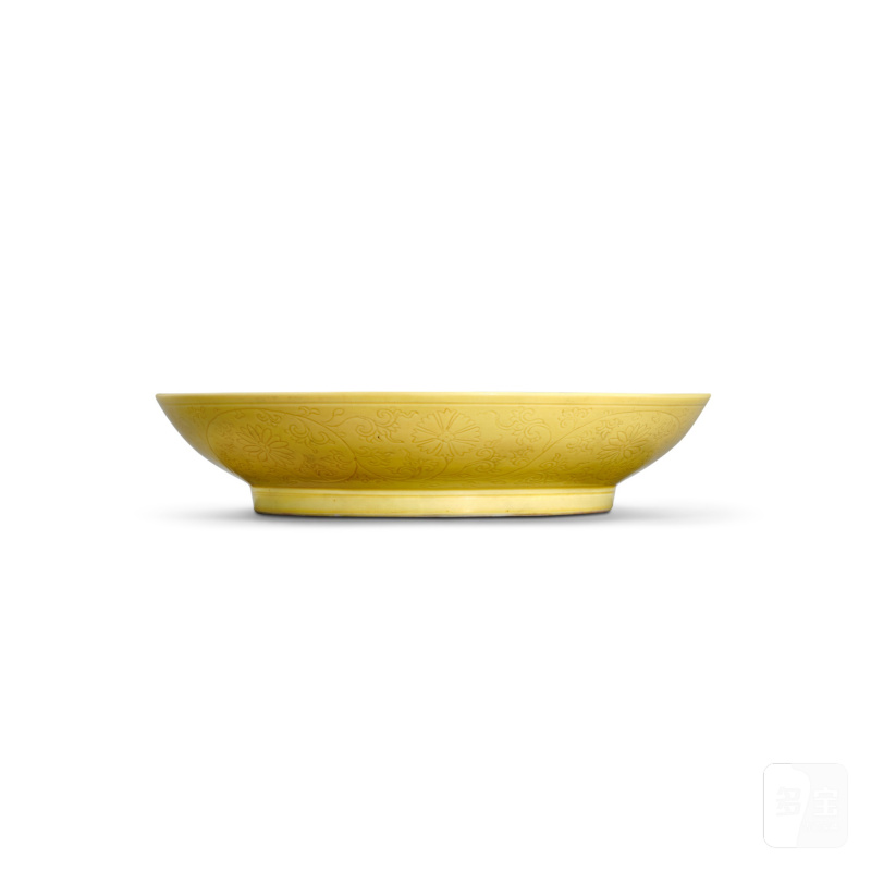 An incised yellow-glazed 'floral' dish, Mark and period of Yongzheng | 清雍正 黃釉暗刻纏枝花卉紋盤 《大清雍正年製》款 - 图2